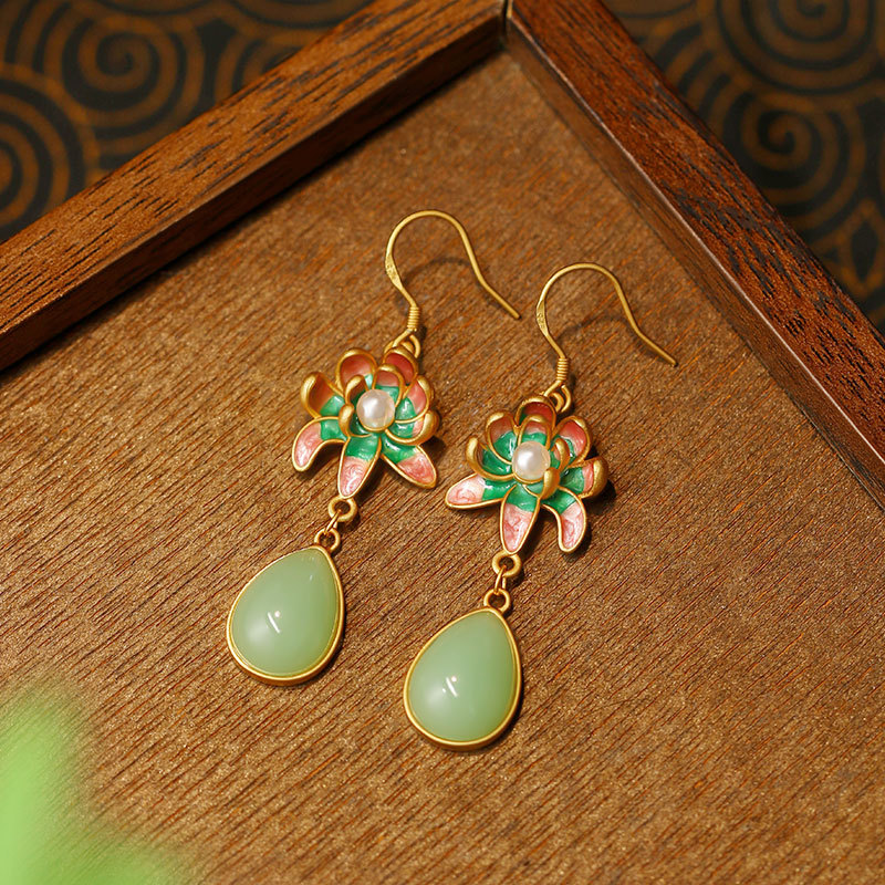 Earrings - 緑色の天然翡翠を使用した、水滴型のイヤリング。お守りとしても使える、ファッション性の高い本物のジュエリー。デザイナーによる手彫りの宝石が施され、18Kゴールドメッキが施されています。