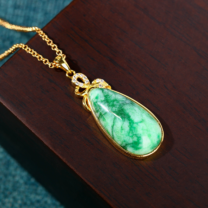 天然翡翠の水滴型ペンダントネックレス。石彫りの宝石を使用した - Necklaces のレビューと価格